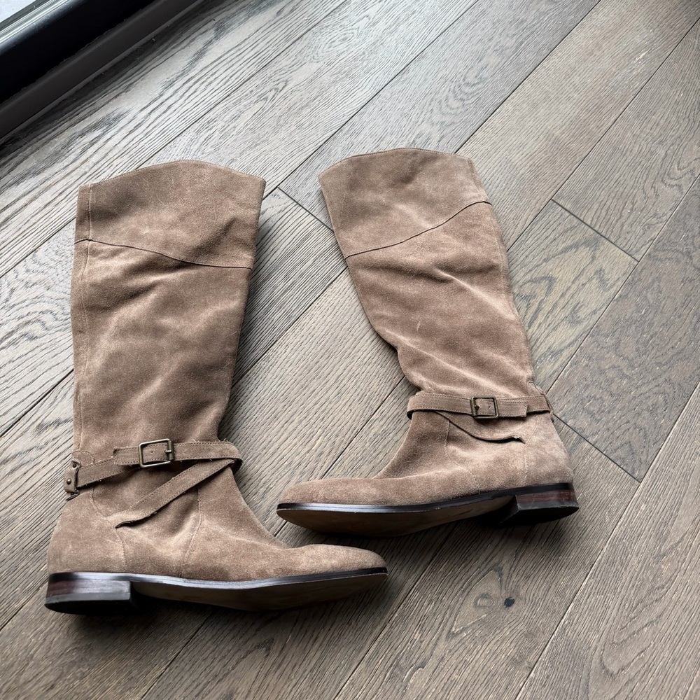 Barely worn Ava & Aiden taupe brown suede knee high boots w/ side zippers, Sz 10